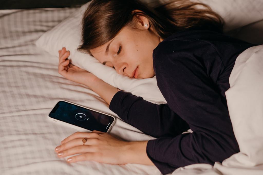 Dormir con el celular cerca: el hábito que arruina tu&nbsp;sueño