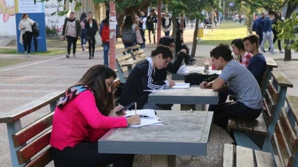 Desmotivación laboral en Argentina: el 83% de los jóvenes trabaja en “piloto&nbsp;automático”