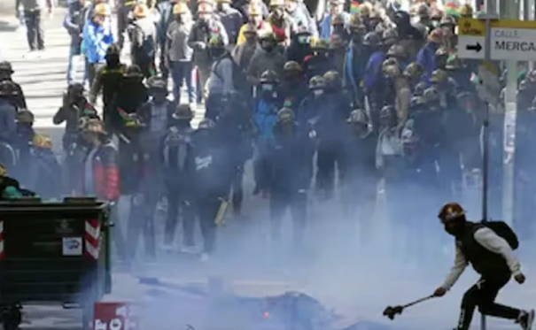 Crece la tensión en Bolivia: violentos enfrentamientos entre manifestantes y la Policía en La Paz