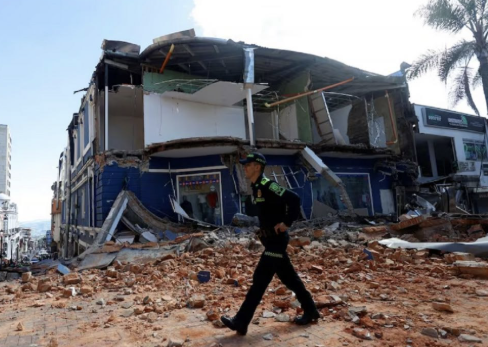 Fuerte terremoto sacude Colombia y deja 130 muertos y cientos de heridos