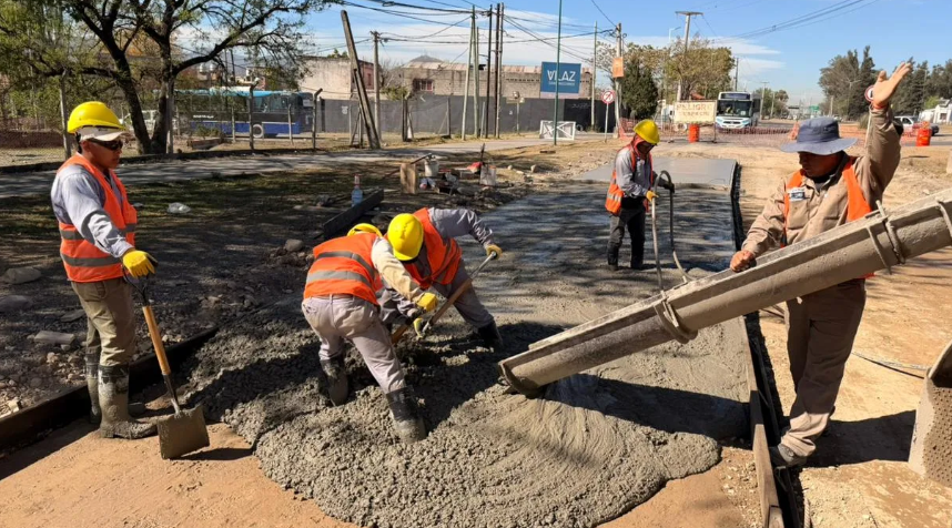 Comenzó el hormigonado en la colectora de la avenida Bolivia, como parte del plan de recuperación impulsado por Durand: “Estamos recuperando la ciudad”