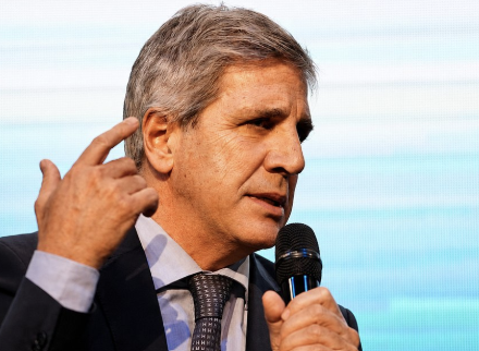 El Tesoro debió convalidar una tasa cercana al 10% adicional al dólar para extender vencimientos a 2028