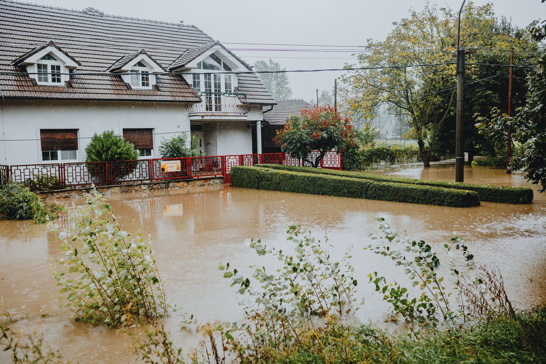Cerraron el aeropuerto de Valencia y suspendieron clases por las inundaciones