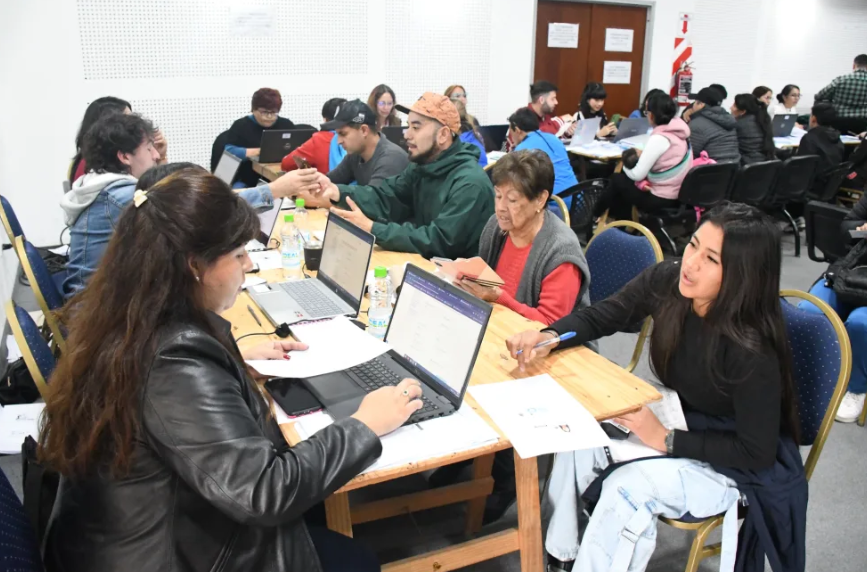 Más de 200 salteños terminaron el secundario gracias a un programa municipal impulsado por Durand: “Esta es una gestión que acompaña”