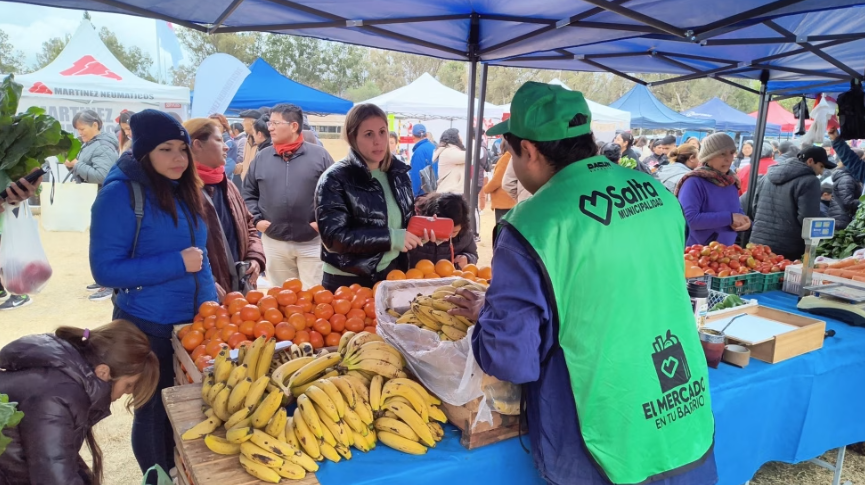 Zona norte: Durand acercó productos a precios accesibles y trámites municipales a la cancha de Ciudad del Milagro con “El Mercado en tu Barrio”