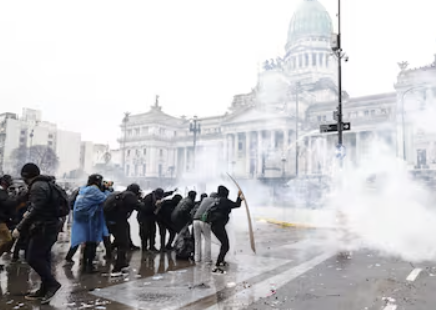 Corridas y enfrentamientos entre manifestantes y la policía en la marcha universitaria frente al Congreso