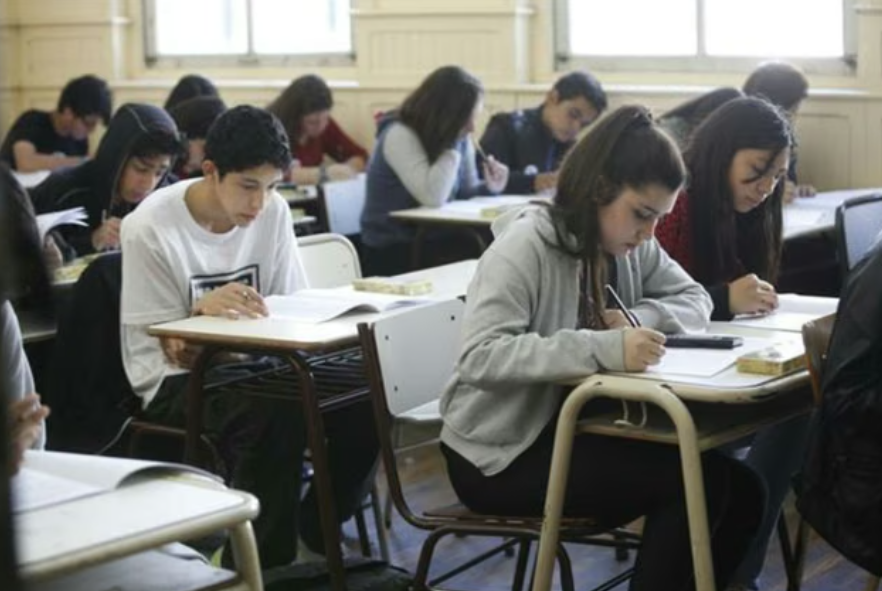 Durante el régimen educativo kirchnerista, 14.140 de 17.200 estudiantes santacruceños adeudaban 3 o más materias y casi 5 mil habían llegado a quinto año