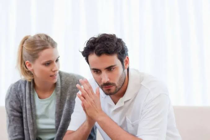 Por qué hay personas que no te miran a los ojos cuando hablan y qué dice la psicología al respecto
