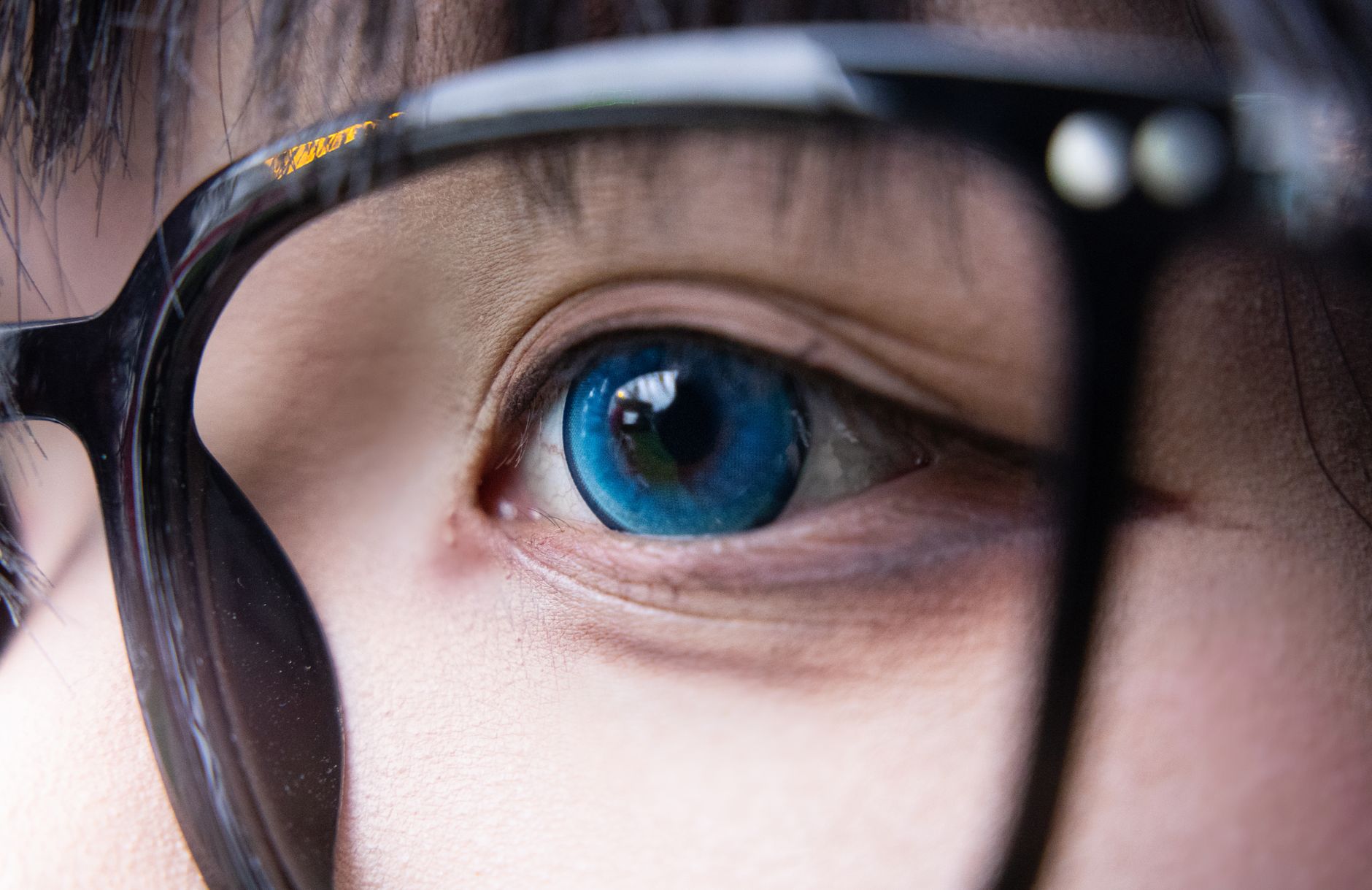Por qué hay personas que no te miran a los ojos cuando hablan y qué dice la psicología al respecto